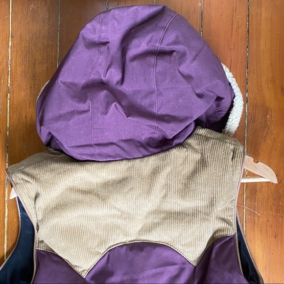 FALL DOWN HOODED VEST - Picture 3 of 6